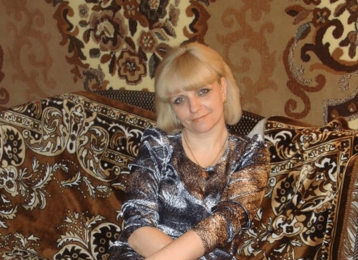 🔞😱💔 S 47 godina upoznala sam muškarca na Facebooku koji je od mene tražio da mu svake večeri šaljem istu fotografiju. Tri mjeseca kasnije nazvala me nepoznata žena i počela vrištati: „ZAR VAS NIJE SRAM?! VAŠA FOTOGRAFIJA NALAZI SE NA RAZNIM STRANICAMA !” Ali kad sam otvorila poveznicu koju mi je poslala i pročitala što je tamo pisalo… Poželjela sam da to nikada nisam vidjela… 🥺👇💔 - featured image