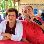 Pred 100 gostiju moj muž je uzeo mikrofon i objavio: „Moja majka više neće živjeti u staračkom domu, a moja žena mora VEČERAS napustiti našu spavaću sobu!“ Ono što sam uradila nekoliko minuta kasnije šokiralo je cijelu salu… 😨😭‼️ Pred 100 gostiju moj muž je uzeo mikrofon i objavio: „Moja majka više neće živjeti u staračkom domu, a moja žena mora VEČERAS napustiti našu spavaću sobu!“ Ono što sam uradila nekoliko minuta kasnije šokiralo je cijelu salu… 😨😭‼️ - featured image