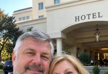 Četrdeset godina nakon našeg medenog mjeseca vratili smo se u isti hotel – a onda je recepcioner pogledao mog supruga i prošaptao: „Dobro došli natrag.” Četrdeset godina nakon našeg medenog mjeseca vratili smo se u isti hotel – a onda je recepcioner pogledao mog supruga i prošaptao: „Dobro došli natrag.” - featured image
