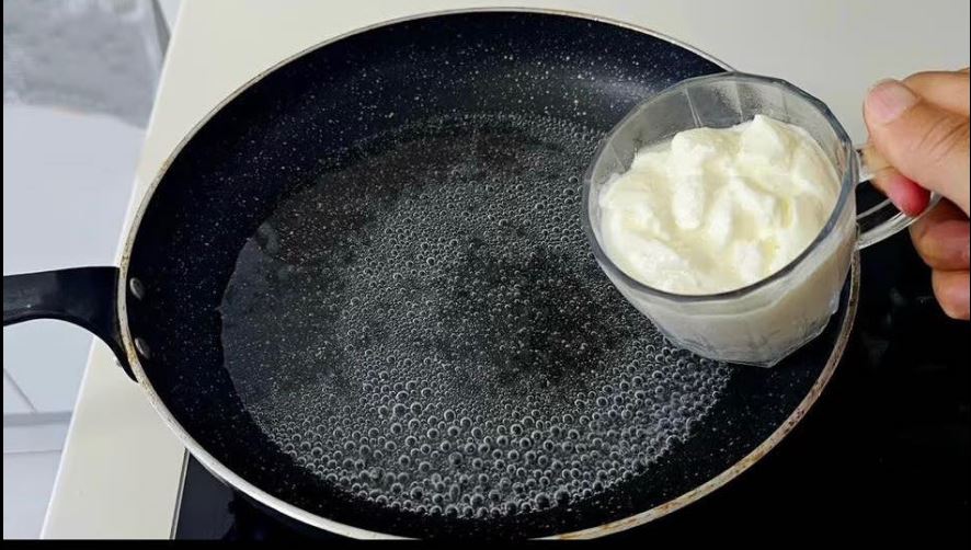 Samo sipajte JOGURT u kipuću vodu, dodajte brašno i ne morate ujutro ići u prodavnicu: Skoro NIKO za to ne zna! - featured image