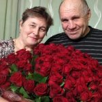Moj muž nikada nije bio romantičan. Ali na moj 66. rođendan iznenada je došao kući sa 101 crvenom ružom i zamolio me da se fotografiram s njim… Pomislila sam da se napokon promijenio. Ali ono što je učinio s našom fotografijom natjeralo me da preispitam cijeli naš 42-godišnji brak… Moj muž nikada nije bio romantičan. Ali na moj 66. rođendan iznenada je došao kući sa 101 crvenom ružom i zamolio me da se fotografiram s njim… Pomislila sam da se napokon promijenio. Ali ono što je učinio s našom fotografijom natjeralo me da preispitam cijeli naš 42-godišnji brak… - featured image