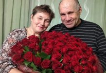 Moj muž nikada nije bio romantičan. Ali na moj 66. rođendan iznenada je došao kući sa 101 crvenom ružom i zamolio me da se fotografiram s njim… Pomislila sam da se napokon promijenio. Ali ono što je učinio s našom fotografijom natjeralo me da preispitam cijeli naš 42-godišnji brak… Moj muž nikada nije bio romantičan. Ali na moj 66. rođendan iznenada je došao kući sa 101 crvenom ružom i zamolio me da se fotografiram s njim… Pomislila sam da se napokon promijenio. Ali ono što je učinio s našom fotografijom natjeralo me da preispitam cijeli naš 42-godišnji brak… - featured image