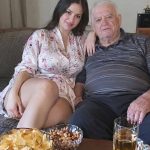 **S dvadeset četiri godine udala sam se za muškarca koji je bio pedeset godina stariji od mene. Svi oko mene mislili su da sam se udala za njega samo zbog novca. I sama sam bila uvjerena da će nakon njegove smrti cijelo njegovo bogatstvo pripasti meni. No godinu dana kasnije moj je suprug umro, a kada me nazvao njegov odvjetnik, odmah sam odjurila kod javnog bilježnika. Ondje su mi rekli nešto zbog čega su mi noge zadrhtale… 😨** **S dvadeset četiri godine udala sam se za muškarca koji je bio pedeset godina stariji od mene. Svi oko mene mislili su da sam se udala za njega samo zbog novca. I sama sam bila uvjerena da će nakon njegove smrti cijelo njegovo bogatstvo pripasti meni. No godinu dana kasnije moj je suprug umro, a kada me nazvao njegov odvjetnik, odmah sam odjurila kod javnog bilježnika. Ondje su mi rekli nešto zbog čega su mi noge zadrhtale… 😨** - featured image