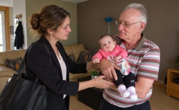 NOVE MODRICE Stalno Su Se Pojavljivale na Tijelu Moje 3-Godišnje Kćeri Nakon Što Mi Je Suprug Preminuo i Nakon Što Sam Je Počela Ostavljati Kod Njezina 76-Godišnjeg Djeda. Jednog Dana Neočekivano Sam Se Vratila S Posla i Vidjela Što Djed Radi Mojoj Djevojčici. PALA SAM U NESVIJEST… NOVE MODRICE Stalno Su Se Pojavljivale na Tijelu Moje 3-Godišnje Kćeri Nakon Što Mi Je Suprug Preminuo i Nakon Što Sam Je Počela Ostavljati Kod Njezina 76-Godišnjeg Djeda. Jednog Dana Neočekivano Sam Se Vratila S Posla i Vidjela Što Djed Radi Mojoj Djevojčici. PALA SAM U NESVIJEST… - featured image