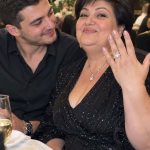Prije nekoliko mjeseci javio mi se jedan mlađi muškarac preko stranice za upoznavanje. Imam 55 godina i nisam željela vezu s njim. Ali bio je toliko uporan da mi je s vremenom uspio privući pažnju. Na našem drugom susretu poklonio mi je prsten s ogromnim „dijamantom“. Bila sam presretna. Ali jučer sam saznala strašnu istinu o tom prstenu… 😳 Prije nekoliko mjeseci javio mi se jedan mlađi muškarac preko stranice za upoznavanje. Imam 55 godina i nisam željela vezu s njim. Ali bio je toliko uporan da mi je s vremenom uspio privući pažnju. Na našem drugom susretu poklonio mi je prsten s ogromnim „dijamantom“. Bila sam presretna. Ali jučer sam saznala strašnu istinu o tom prstenu… 😳 - featured image