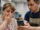 Odvela sam telefon mog preminulog muža na popravak. Htjela sam ga popraviti i dati svojoj svekrvi na korištenje, ali kada je tehničar završio posao i uključio telefon, odmah se na ekranu pojavila poruka. Odvela sam telefon mog preminulog muža na popravak. Htjela sam ga popraviti i dati svojoj svekrvi na korištenje, ali kada je tehničar završio posao i uključio telefon, odmah se na ekranu pojavila poruka. - featured image