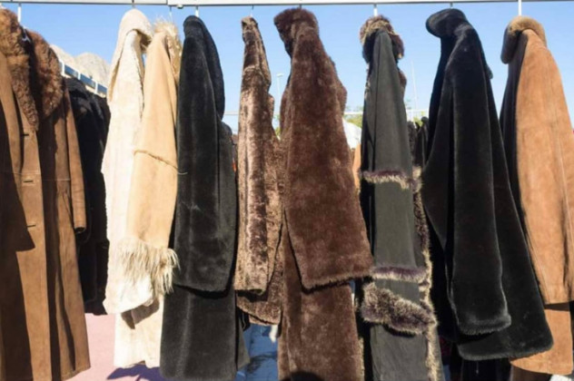 OTKRIVENO ODAKLE STIŽE ODEĆA KOJA SE PRODAJE U SEKEND-HEND RADNJAMA: Ima ih na svakom ćošku, mnogi setamo oblače od glave do pete - featured image