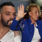 “Zorica je majka, a Brena je..”Filip Živojinović gestom otkrio šta misli o maćehi, ona prolila gorke suze “Zorica je majka, a Brena je..”Filip Živojinović gestom otkrio šta misli o maćehi, ona prolila gorke suze - featured image