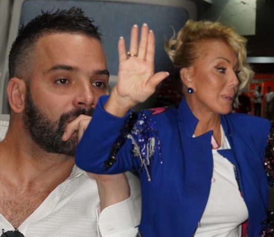 “Zorica je majka, a Brena je..”Filip Živojinović gestom otkrio šta misli o maćehi, ona prolila gorke suze “Zorica je majka, a Brena je..”Filip Živojinović gestom otkrio šta misli o maćehi, ona prolila gorke suze - featured image