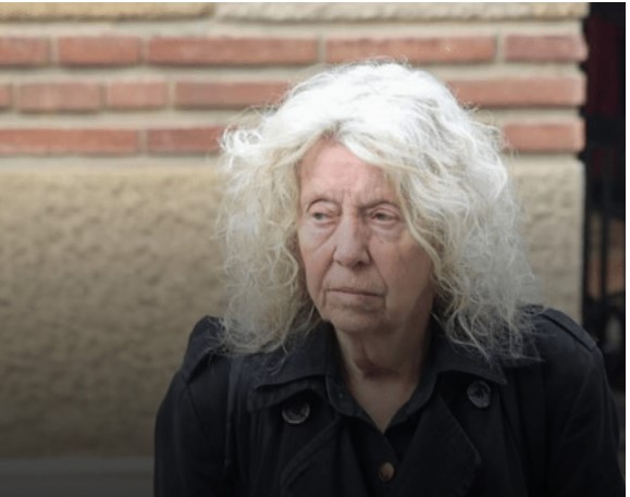 Komšije Eve Ras digle uzbunu: „Zabrinuti smo za nju, niko nije očekivao da će ovako izgledati njen život“ Prosi na ulici, ne brine o sebi više, uužas - featured image Komšije Eve Ras digle uzbunu: „Zabrinuti smo za nju, niko nije očekivao da će ovako izgledati njen život“ Prosi na ulici, ne brine o sebi više, uužas - featured image