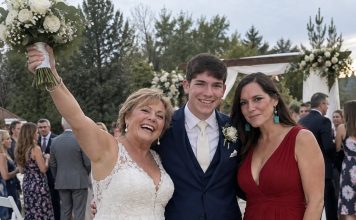 Moj sin je objavio da će se oženiti mojom 52-godišnjom najboljom prijateljicom i priznao da su već dvije godine potajno zajedno. Tijekom cijelog vjenčanja pokušavala sam se smiješiti… sve dok mi se sin nije približio i šapnuo na uho: „Mama, postoji još nešto što ti nismo rekli…“ Moj sin je objavio da će se oženiti mojom 52-godišnjom najboljom prijateljicom i priznao da su već dvije godine potajno zajedno. Tijekom cijelog vjenčanja pokušavala sam se smiješiti… sve dok mi se sin nije približio i šapnuo na uho: „Mama, postoji još nešto što ti nismo rekli…“ - featured image