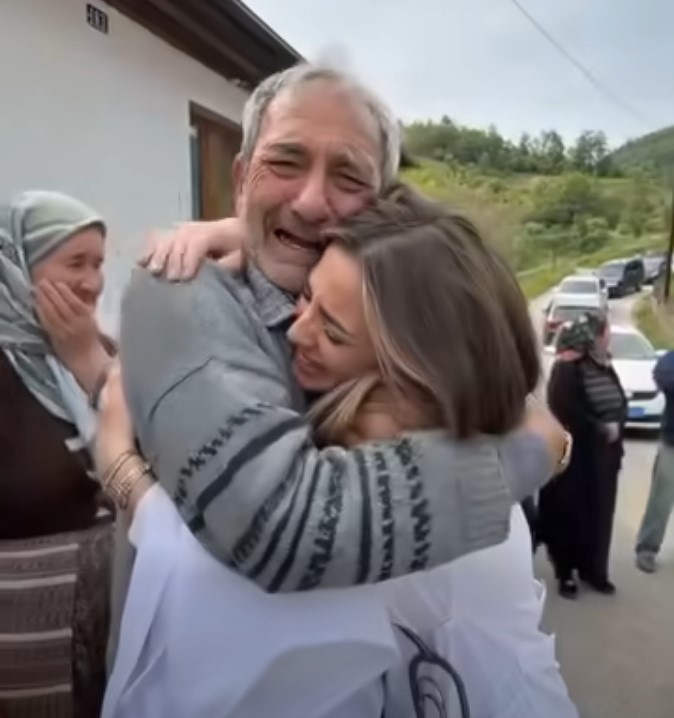 Prodao posljednju zemlju da školuje kćerku, a jedanaest godina kasnije cijelo selo svjedočilo njegovoj najvećoj nagradi - featured image Prodao posljednju zemlju da školuje kćerku, a jedanaest godina kasnije cijelo selo svjedočilo njegovoj najvećoj nagradi - featured image